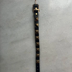 Svart armband med nitar - Så fint armband med nitar köpt här på plick⭐️⭐️