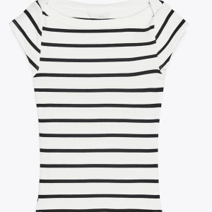 Randig vit och svart topp - Strl L men passar mig och sitter tight som har S i vanliga fall. Använd 1 gång