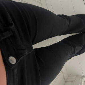Svarta bootcut jeans från ONLY - Säljer ett par svarta bootcut jeans från ONLY, modell ONLHELLA LOW RETRO FLARED. Byxorna har låg midja och utsvängda ben och passar många eftersom de har ett stretchigt jeanstyg💗 Jag är 164 och de passar mig perfekt i längden🥰
