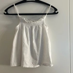 Vit linnetopp från mango - Supersöt vit linnetopp från mango, med smala band💞