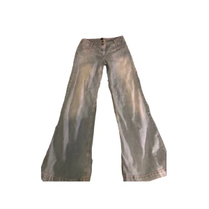 Jeans - Innerbenslängden 77/78, midjemått rakt över 38 benöppning 29. Inga bilder på då 