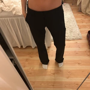 Bikbok lågmidjade kostymbyxor  - Bikbok lågmidjade kostymbyxor Vera storlek 40 