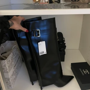 Svarta höga stövlar med spänne - Priset går ej att prutas.