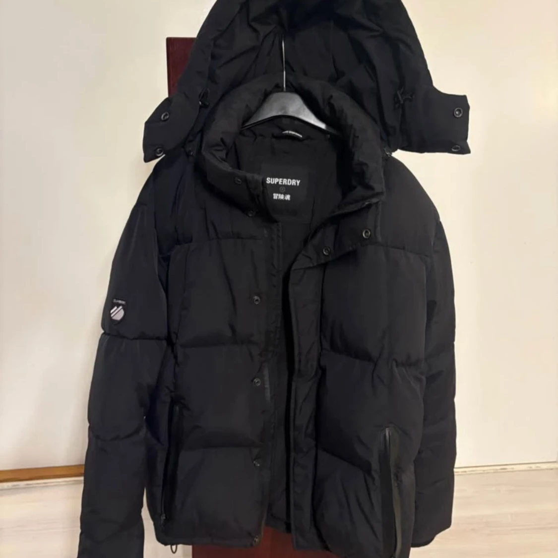 Svart pufferjacka från Superdry stl S - 1