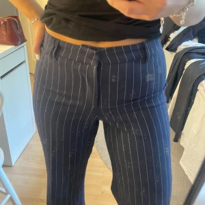 Randiga kostymbyxor  - Blå och vit randiga kostymbyxor från HM. Såå sköna och snygga. Väldigt bra skick! 