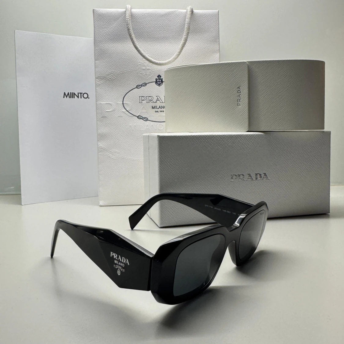 Svarta solglasögon från Prada - 1