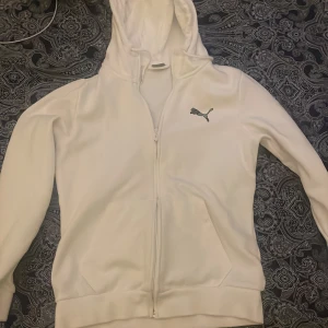 Puma zip hoodie  - Puma zip hoodie vit passar inte längre pris kan vi komma överens storlek S
