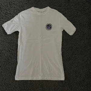 T-shirt - Vit t-shirt. Storlek S. Med tryck fram och bak. 