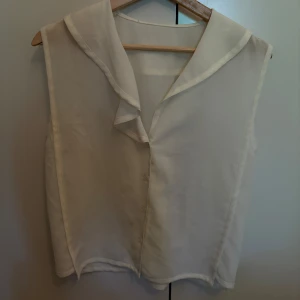 Vit ärmlös blus från & Other Stories - Säljer en stilren vit ärmlös blus från & Other Stories. 