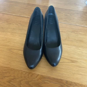 Svarta klackar - Klassiska svarta pumps från Pace med spetsig tå och elegant låg klack. Har bara använts en gång men är tyvärr lite små, se de har knappt fått något slitage!😍