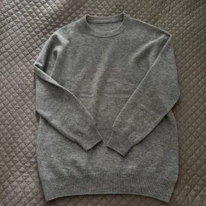 Grå 100% merinoull tröja - Riktig fet merinoull tröja perfekt nu inför sommar, Storlek M men sitter bättre på S. Vid fler frågor eller funderingar så äre bara o kontakta.