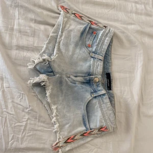 Jeansshorts - Snygga ljusblå jeansshorts från Tally Weijl.                                                                      Midjemått: 36