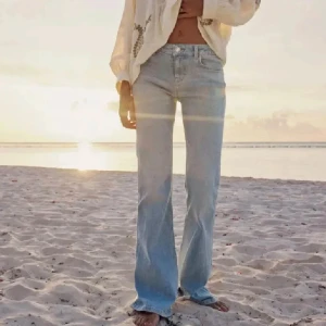 Zara jeans - Säljer dessa zara jeans, jätte fin blå färg och lågmidjade inte alls mycket använda. Rätt långa på mig som är 1,60. 