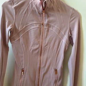 Kofta - Säljer denna jättefina träningskoftan som är ifrån lululemon. Den är i bra skick och är slutsåld. Den är i storlek 4 vilket motsvarar xs🩷