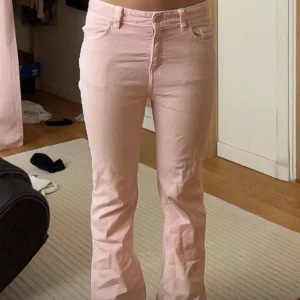 Stella mccartney jeans - Säljer dessa rosa fina bootcut Jeans från Stella mccartney då de är för korta för mig. De är högmidjade men inte super mycket! Man kan säkert sy om man vill ha lägre. Skriv för fler bilder eller frågor!