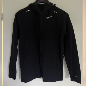 Nike tunn jacka - Svart vindjacka från Nike. Nästan oanvänd. Strl M men i slim fit (passar S)
