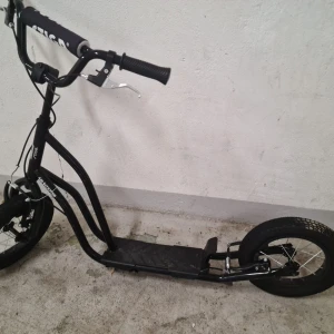 Sparkcykel till salu!  - Hej, säljer en sparkcykel med låda och underbar för sommaren! Den är nästan oanvänd bara 2-3 gånger. Annars helt ny kommer även i box med själva utrustningen.