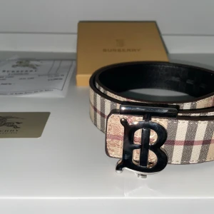 Burberry bälte - Dubbelsidig  - Säljer ett helt nytt Burberry-bälte i toppskick – aldrig använt! Originalboxen medföljer så det passar perfekt även som present.  Anledningen till försäljning? Det matchar inte riktigt min stil – men det kan bli din nya favoritaccessoar! Stilrent och tidlöst designat – funkar lika bra till ljusa som mörka outfits, oavsett om du klär upp dig eller kör en mer avslappnad look.  Pris kan diskuteras vid seriöst intresse. Skicka ett meddelande vid frågor eller om du vill ha fler bilder!  Först t Kvarn