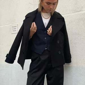 svart kappa  - sälje min svarta kappa från design by si pga att den inte kommer till användning längre under sommarn!! Mycket bra skick, nypris ca 750 kr!