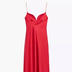 Röd långklänning med tunna axelband - Oanvänd Snygg röd långklänning i satinliknnade material. Köpt den i Spanien, lappen sitter i fortfarande. Säljer pga den inte passar mig i bysten. 
