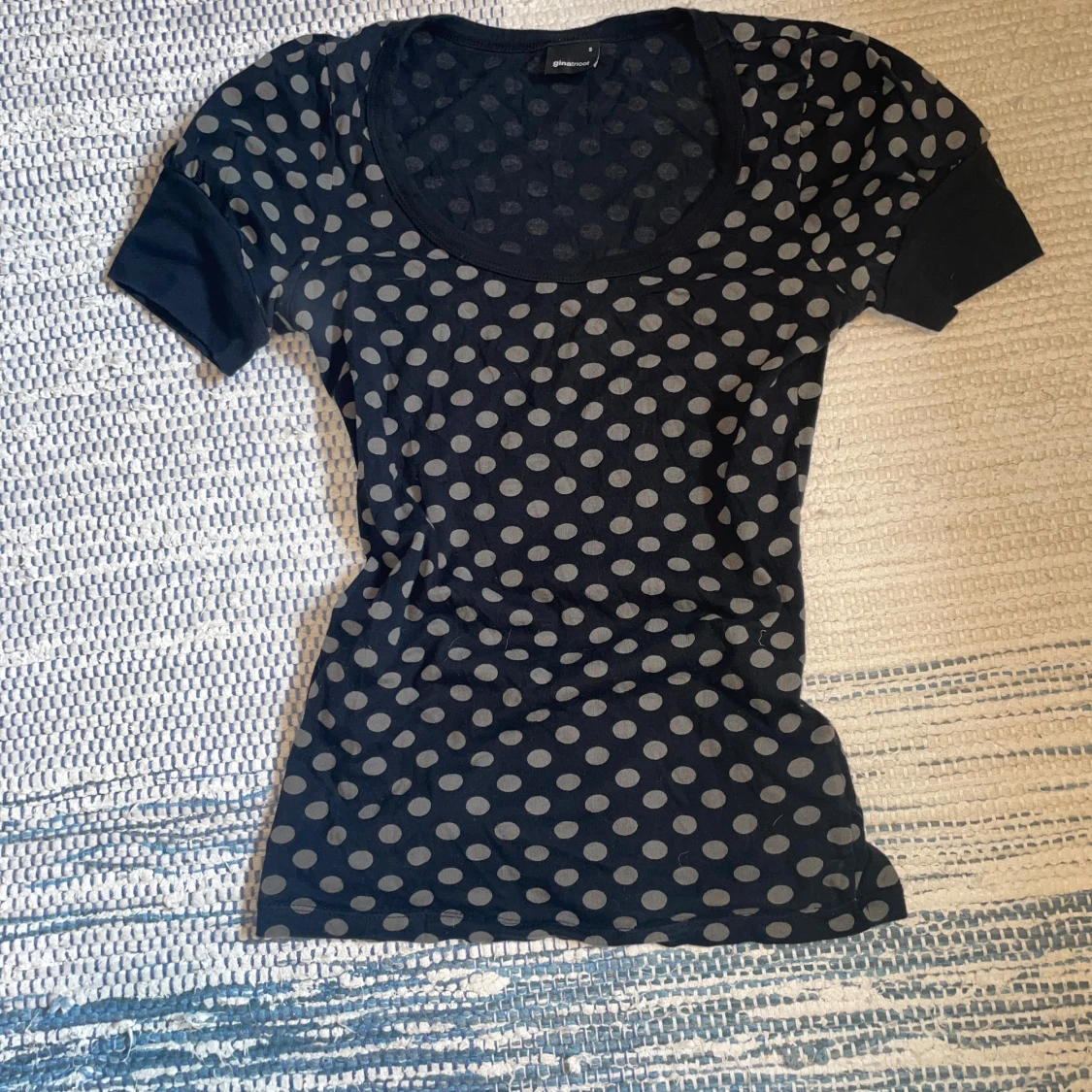 Svart prickig topp från Gina Tricot