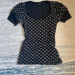 Svart prickig topp från Gina Tricot - Prickig topp från Gina. Mjukt tyg och tight. Polkadot. Skriv vid frågor😙 Fraktar med PostNord 