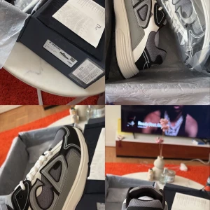 Dior B30 sneakers i grått och svart - Säljer ett par Dior B30 sneakers i grått, svart och vitt. Skorna har en chunky sula, stora Dior-loggor på sidorna och är tillverkade i en mix av mesh och skinn. Snygg och modern design som sticker ut, perfekta för dig som gillar exklusiva sneakers.