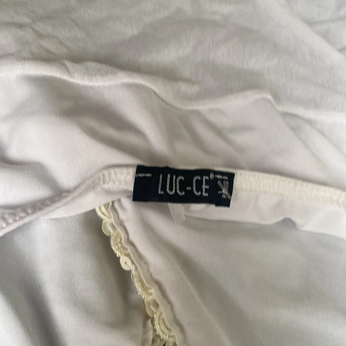 Vit topp med paljetter - 4