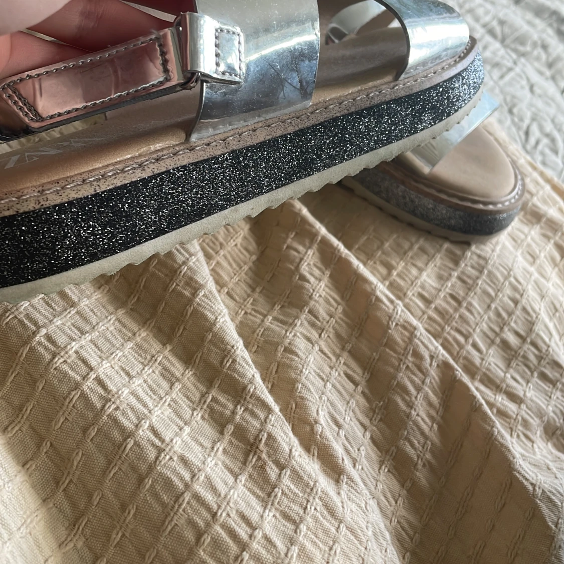 Silvriga sandaler från Zara, strl 34 - 1