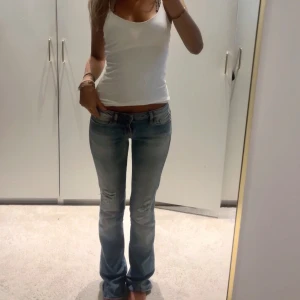 Lågmidjade utsvängda jeans - Lågmidjade jeans blåa