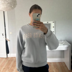 Superfin tröja!!❤️ - Hejj, jag säljer nu denna superfina collegetröjan från ginatricot pga den tyvärr inte används längre. Den är i superfint skick, endast använd ett fåtal gånger, därav inte heller några defekter. Den är i storlek S. Kontakta vid fler funderingar eller bilder!! Pris går att diskutera! ❤️ Perfekt till sommarkvällar eller liknande!! Nypris 299kr. 