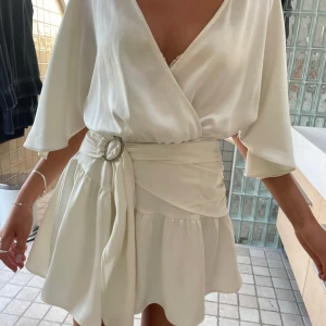 Slutsåld Zara klänning  - Jättefin, med inbyggda shorts undertill, i använt skick