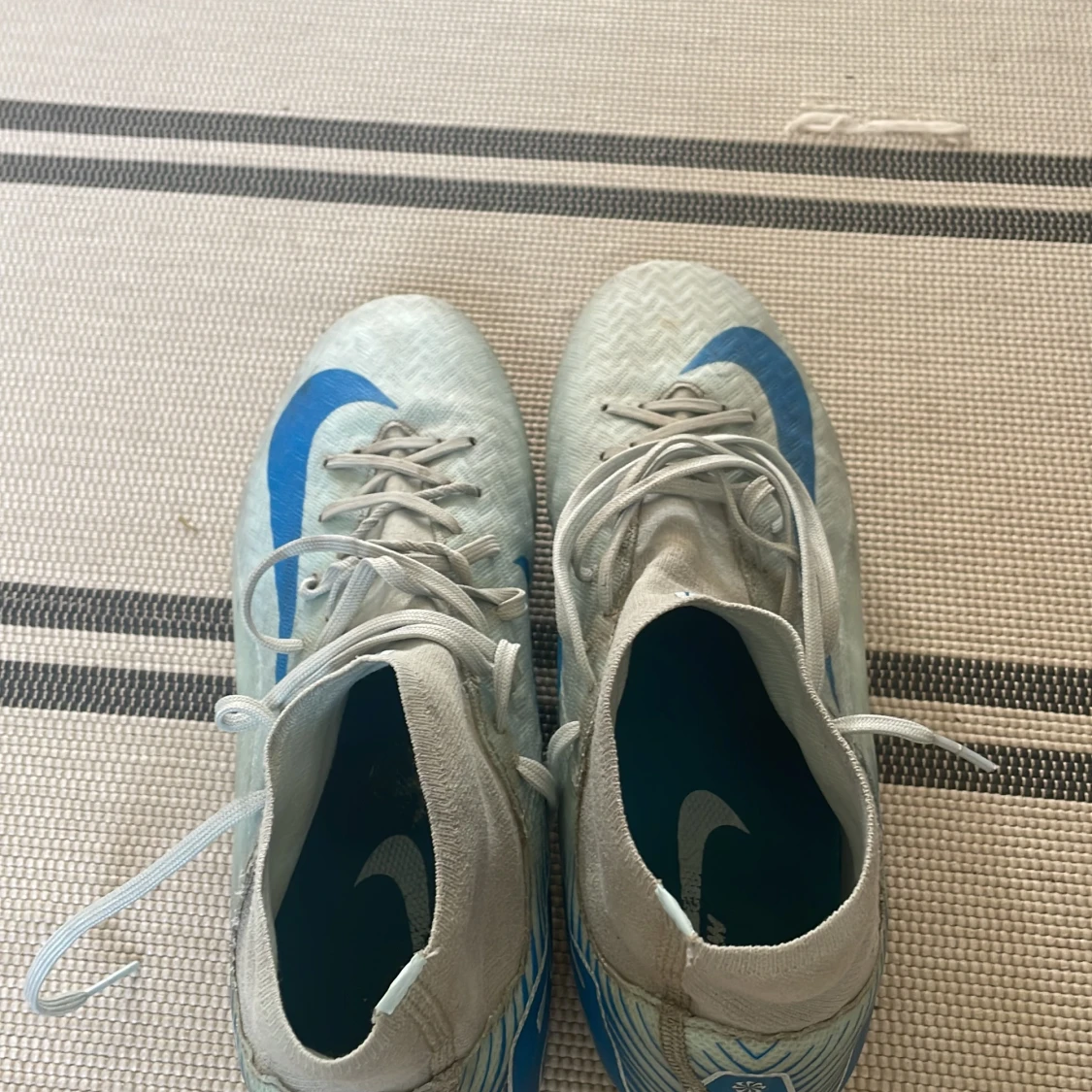 Nike fotbollsskor i ljusgrått och blått - 1