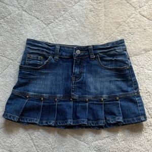 Volang kjol - Otroligt fin volangkjol som är i jättebra skick! Midjemåttet rakt över är 37cm 