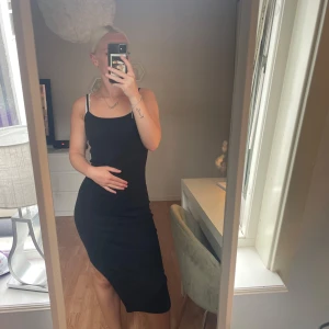 Klänning med slits  - En klänning med en slits längst ner. Så skön att ha på sig. Använd fåtal gånger.