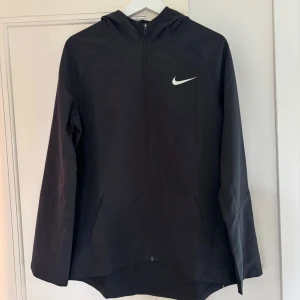 Nike - Nike jacka med luva knappt använd