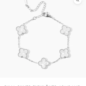 Vit fyrklöver armband - Jätte fint armband med vita fyrklövers. Säljer då jag fick dubbla i födelsedagspresent. Nypris är 289kr + 60kr frakt. 