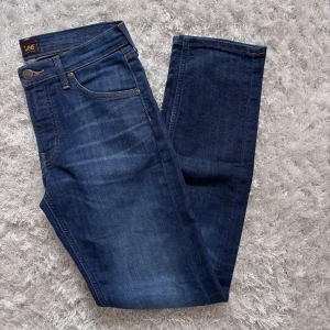 Lee jeans daren zip fly slim fit - *Fint skick, sparsamt använda! *Modellen daren zip fly slim fit *Storlek W29 L32 *Skickas samma dag!