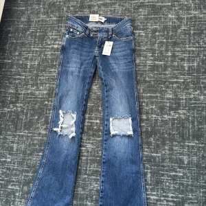 jätte lådmidjade bootcuts - ALDRIG ANVÄNDA. prislapp kvar. Nypris:400kr. (storlek xxs men passar xs) pris kan diskuteras vid snabbköp