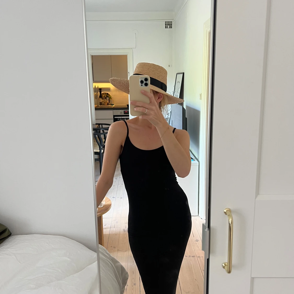 Svart långklänning med smala axelband