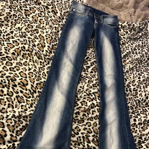 Blå bootcut jeans med slitningar - Cheap Monday weekday jeans 