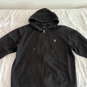  Polo Ralph Lauren kofta / ziphoodie - Klassiska kofta från Polo Ralph Lauren med dragkedja och huva.  Är du intresserad av plagget är de bara att skriva.  Vill du ha billigare genom bundle eller lika feta kläder kolla bara in min profil och gör ett bundle och skriv till mig. Storlek: L/M