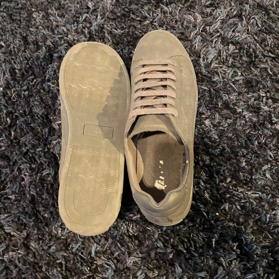 Grå sneakers i mocka-look - 3