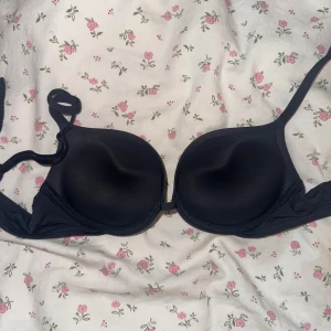 Super push up från intimissimi - Fin super push up bh från intimissimi, säljer då den inte passar längre ❤️ Stl 70B men passar en A då den är liten i storlek!!