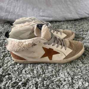 Golden goose sneakers - Säljer nu mina OTROLIGA Golden goose Mid star sneakers i extremt fint skick. Slitningarna på de är de som Golden goose själva designat på de, så i väldigt fint skick och använda ca 3ggr. Ingen dustbag eller box tyvärr!
