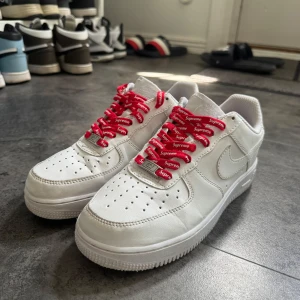 Sneakers  - Nike air force 1 supreme skor, inte riktiga. Inte så använda, man får med vita snören jag använt 1 gång.