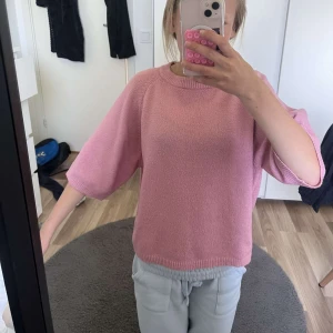 Rosa stickad tröja från lager 157 - Superfin rosa stickad tröja från 157 med avslappnad passform och trekvartsärmar. Mjuk och skön. Rund halsringning och ribbade kanter ger en clean look. Passar dig som gillar en chill och enkel stil.🥰