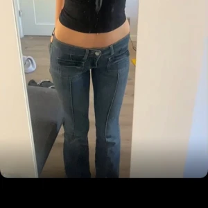 Lågmidjade bootcut jeans  - Snygga lågmidjade bootcut jeans med snygga sömmar framtill. bra skick. de har blivit försmå så de är drf jag söljer💞💞