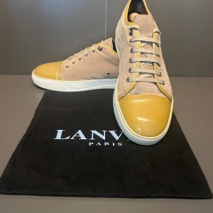 Lanvin dojjor - Ett par Lanvins i storlek 10 vilket motsvarar 44 eu. Skorna är i ett väldigt bra skick där det bara finns några små tecken av användning. Dustbag medföljer vid köp. Priset är ej hugget och kan diskuteras vid en snabb affär. Tveka ej på att skriva vid minsta fråga eller fundering💯