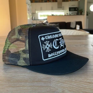 Camp chrome hearts keps - Säljer denna extremt feta kepsen i camo, alla älskar chrome hearts och den är ritkgit unik, så bara höra av sig vid funderingar !!!!!!